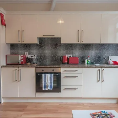 Bright & Modern 2br Apt In 1 In Period Dublin